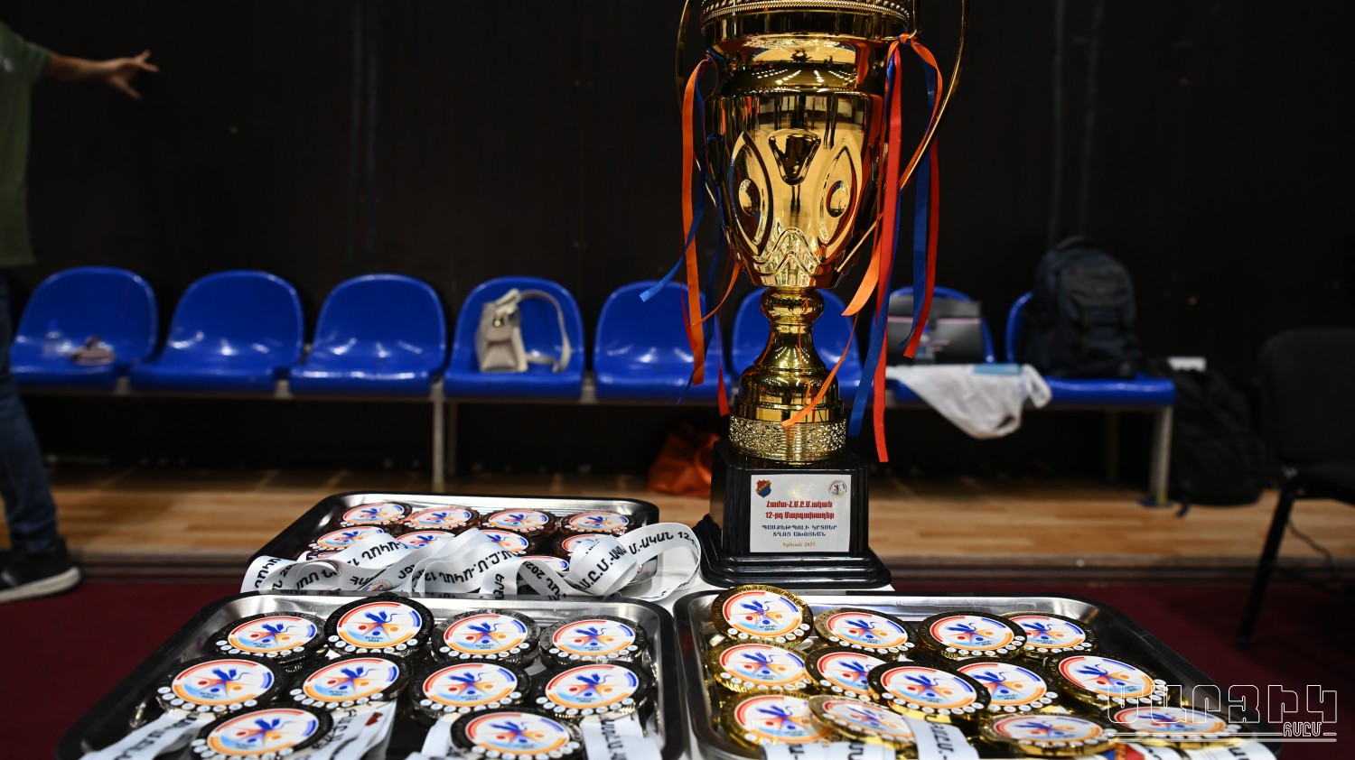 ԱԽՈՅԵԱՆՆԵՐԸ